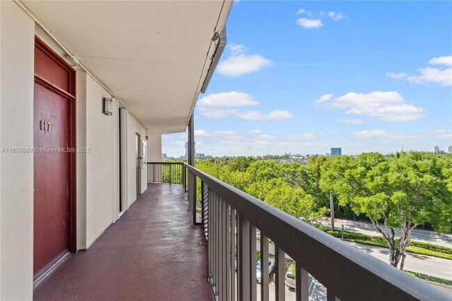 Building Photo - 3301 N Country Club Dr