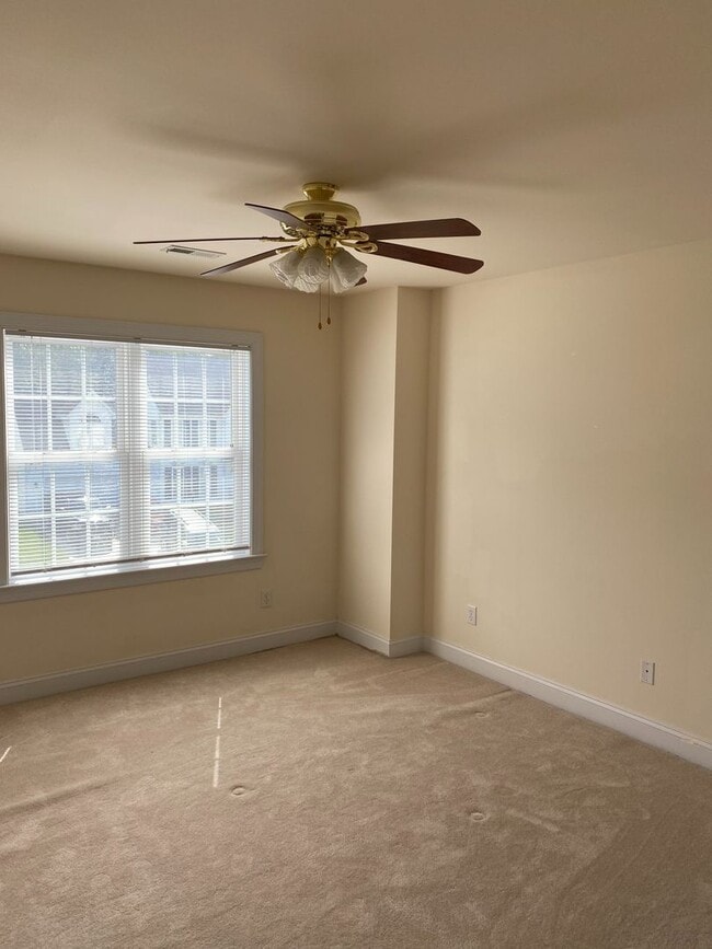 Building Photo - Stunning 4bdrm/2.5bth Home w/Loft Located ...