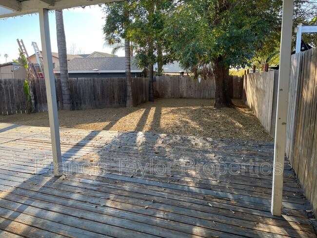 Building Photo - 551 N Citrus Ave