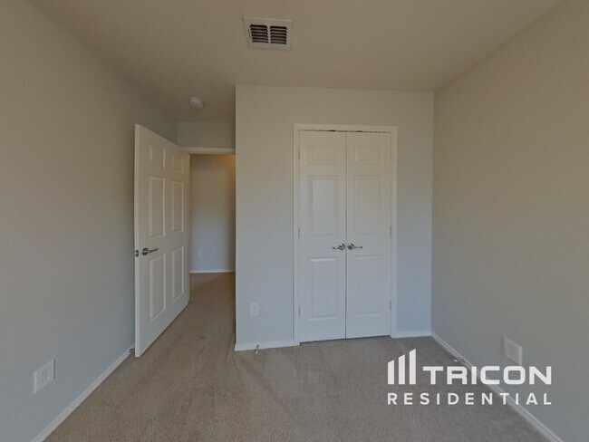 Building Photo - 817 Village Point Ln