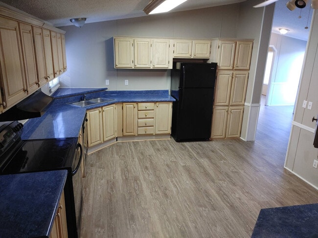 Building Photo - 402 Country Walk Ln