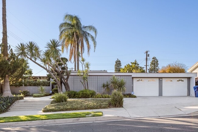 Building Photo - Stunning Mid-Century Modern 4 BR 3 BA with Bonus Room and Office