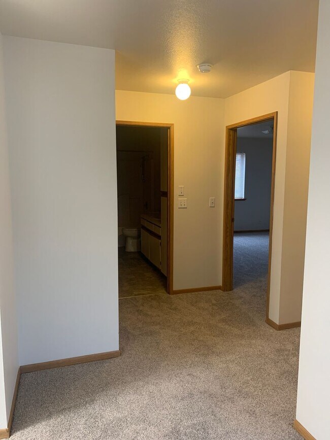 Building Photo - NE Bend Apartment Available 6/15
