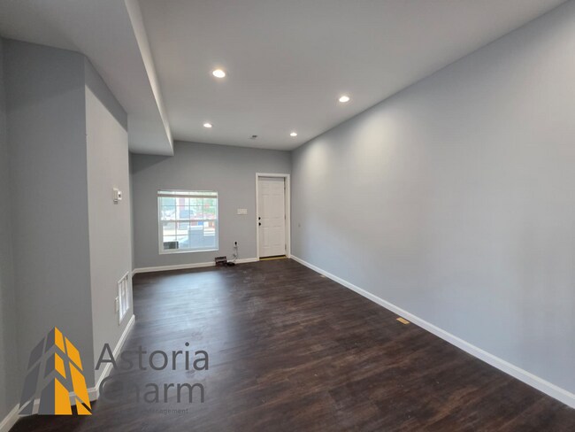 Building Photo - Fully Renovated 3 Bed 3 Bath End Unit Rowhome with Den, Ensuite and Finished Basement