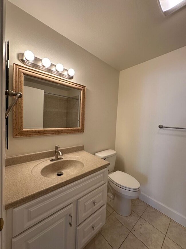 Building Photo - Westlake Village Upper Unit in Village Gre...