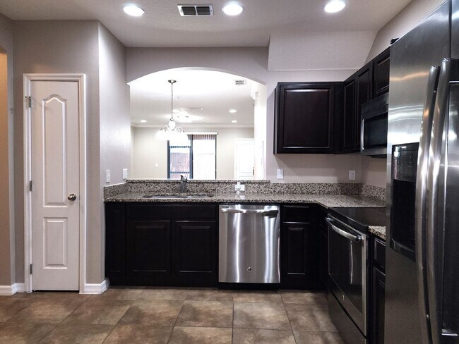 Building Photo - Beautiful Townhome; Open Floor Plan; New P...