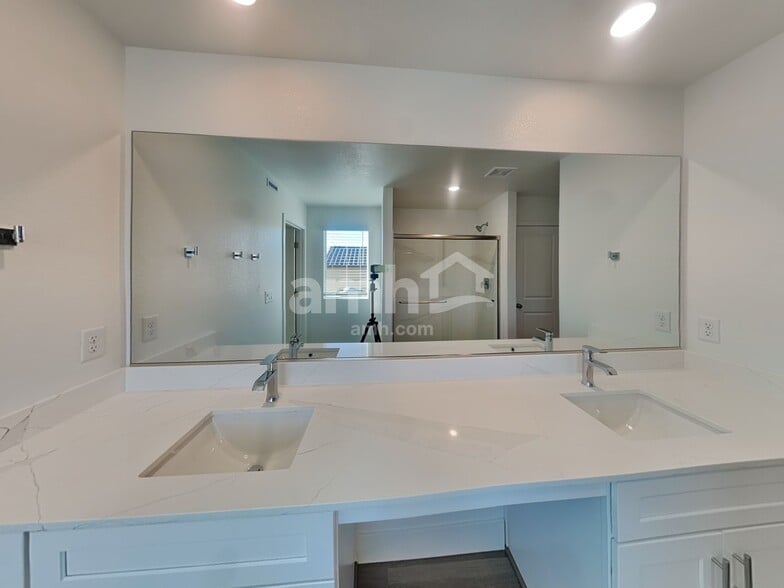 Building Photo - 8935 Dwarf Chin Ave