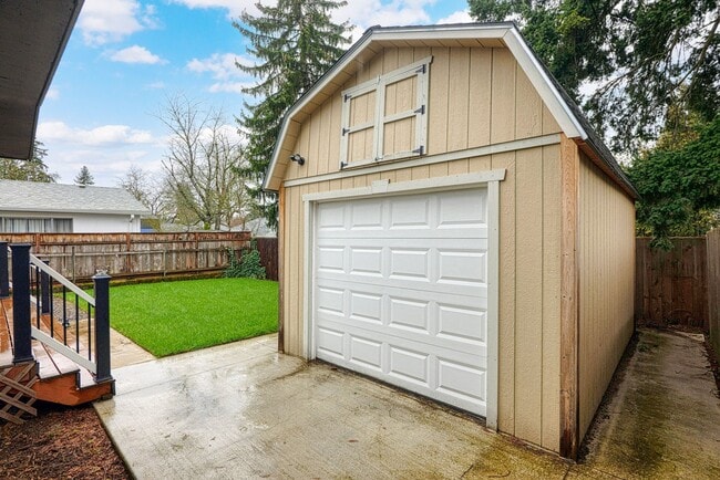 Building Photo - Lovely 3 Bedroom 1.5 bath Milwaukie Charmer.