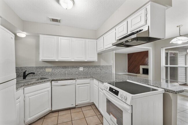 Building Photo - 10814 Sugar Hill Dr