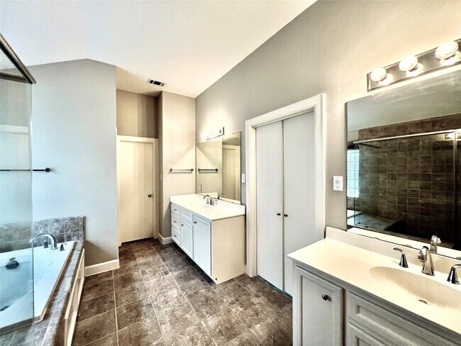 Building Photo - 3731 Main Poplar Dr