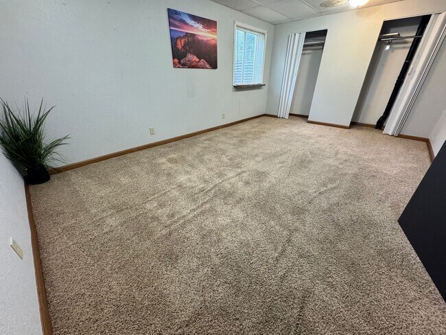 Building Photo - 215 Greenbush Dr