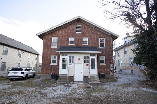 Building Photo - 427 E Cherry St