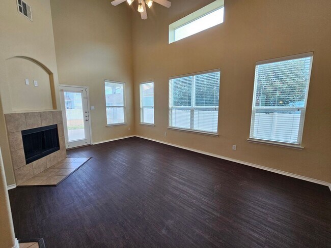 Building Photo - Available now ready for immediate move in  $500 off second month's rent move in special