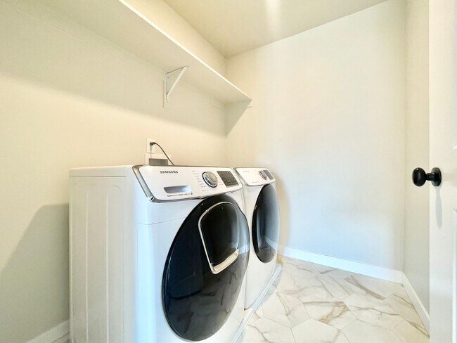 Building Photo - Modern Herriman Home at Big Bend Park!