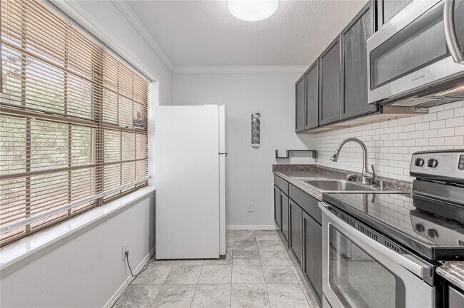 Building Photo - 2800 Lake Rd