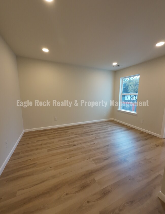 Building Photo - 1369 E 67th St