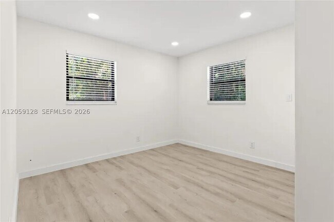 Building Photo - 328 SW 11th Ave