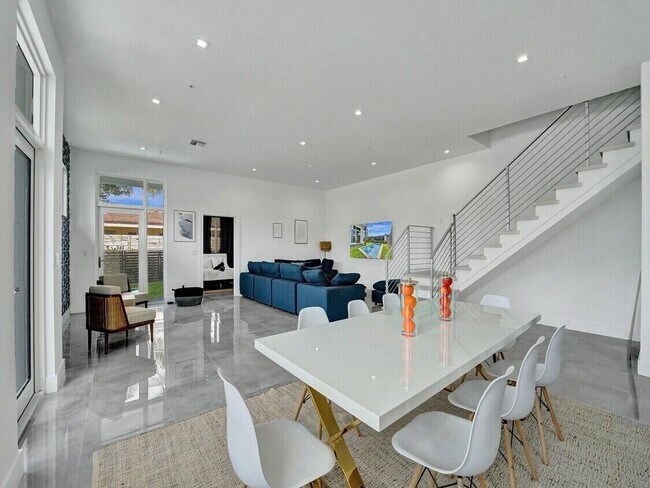 Building Photo - 1226 NE 15th Ave