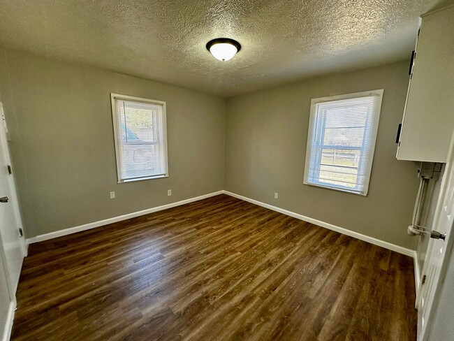 Building Photo - 2 Bedroom House for Rent