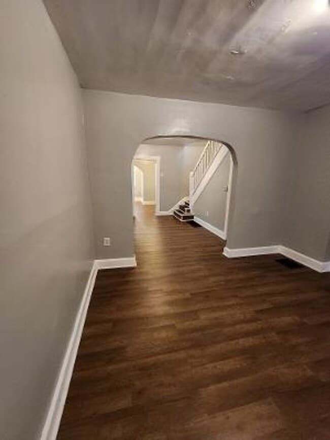 Building Photo - One Bedroom Duplex Home Near S Keystone Ave & Prospect St