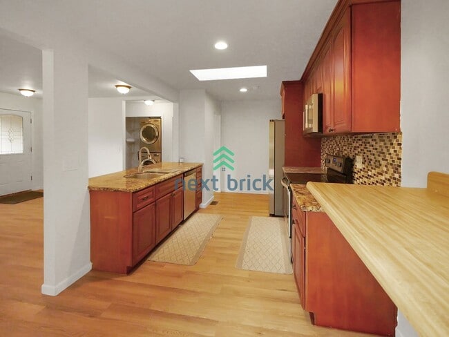 Building Photo - A beautiful 4 bed and 2 bathroom house for rent