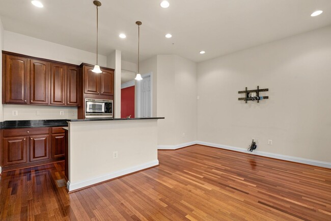 Building Photo - 3 Bed 2.5 Bath - Gaithersburg Townhouse - ...