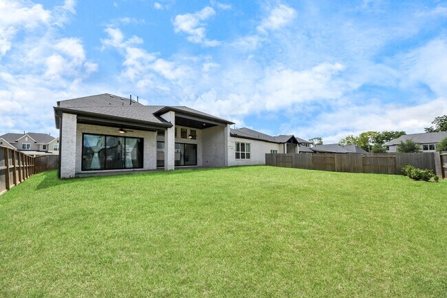Building Photo - 10235 Forest Lake Dr
