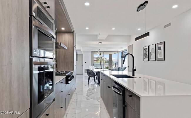Building Photo - 7157 E Rancho Vista Dr