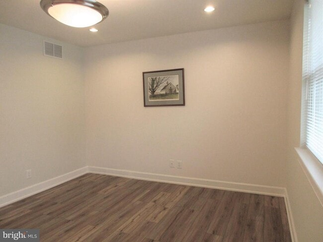 Building Photo - 10 N Stiles Ave