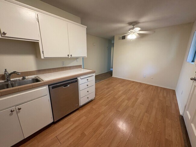 Building Photo - ***Move-in special 1/2 off 1st months rent...