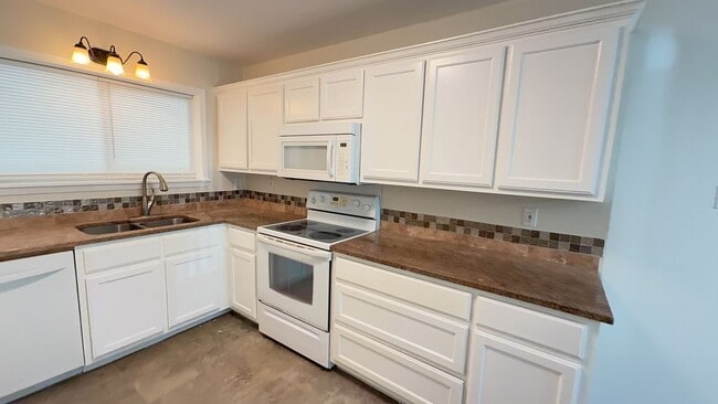 Building Photo - Newly upgraded 3-bedroom by City Park!