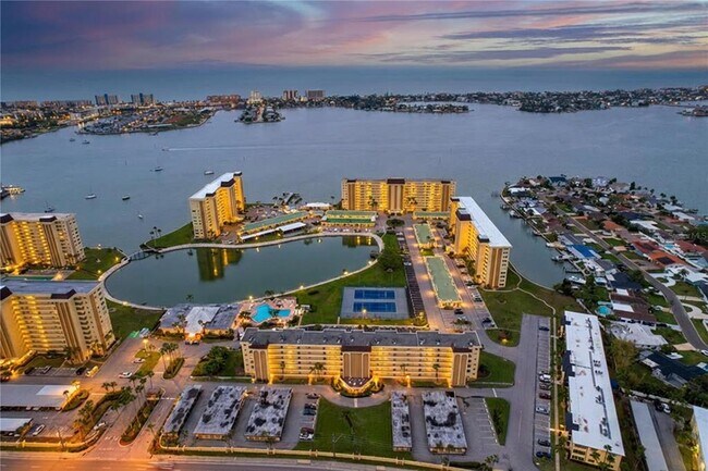 Building Photo - 4650 Cove Cir