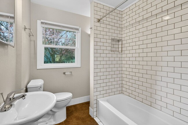 Building Photo - 3660 SE Tenino St