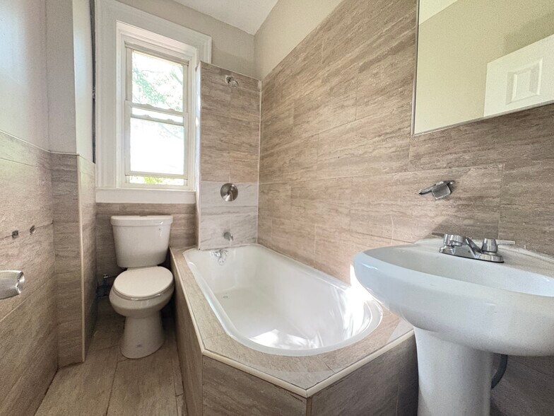 731-733 S 13th St 3R - 732 S 13th St