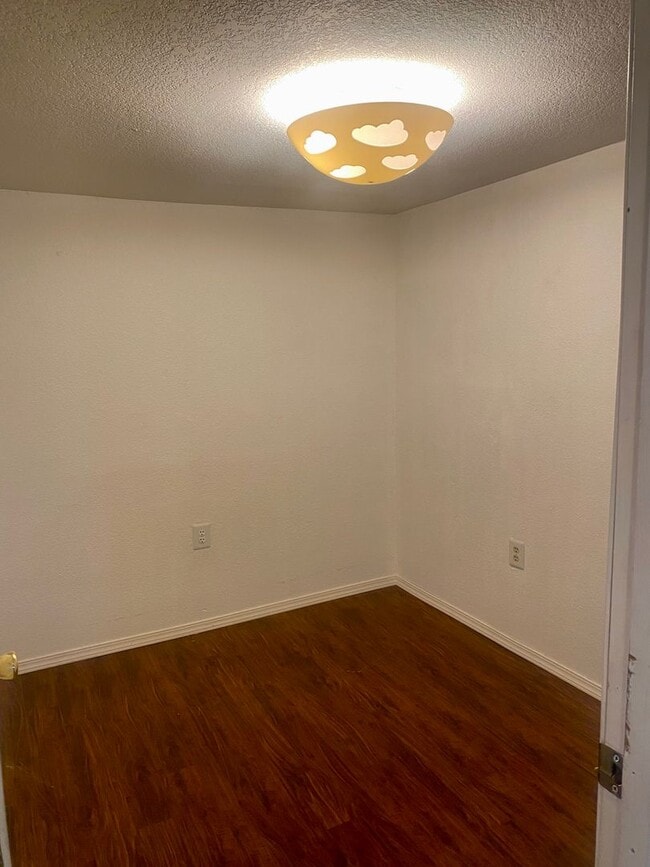 Building Photo - ALL UTILITIES INCLUDED - 3 bed duplex