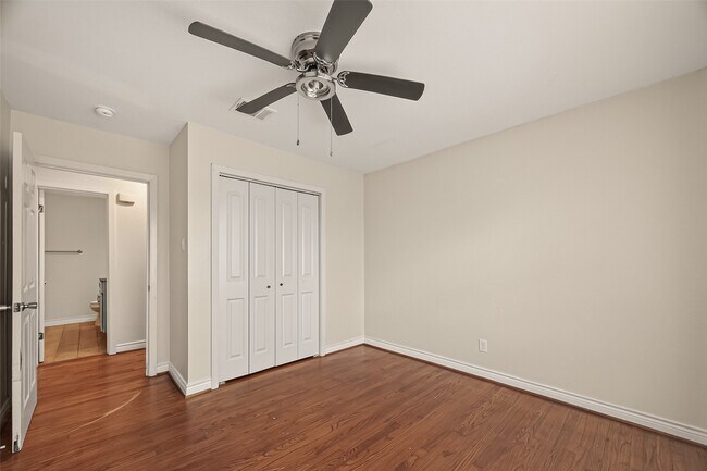 Building Photo - 3214 Longwood Dr