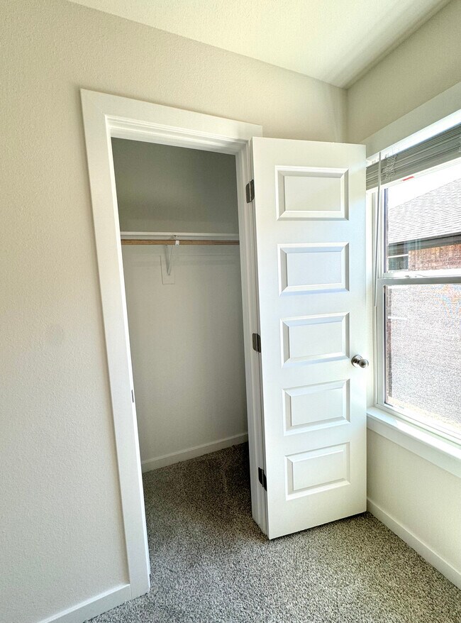 Building Photo - 5382 Selah St