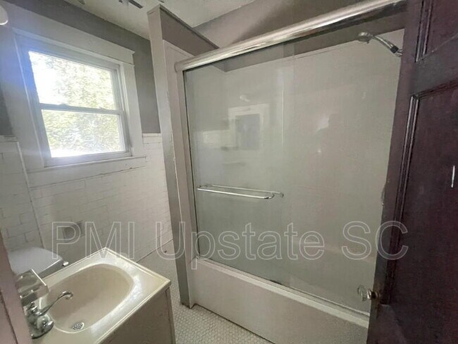 Building Photo - 181 N Fairview Ave