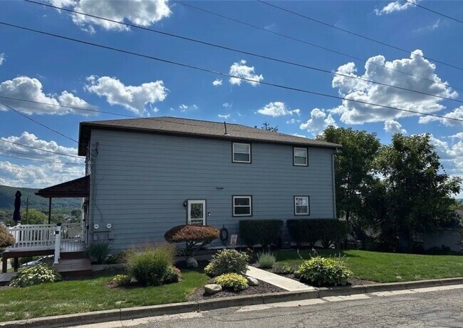 Building Photo - 127 Pierce Ave