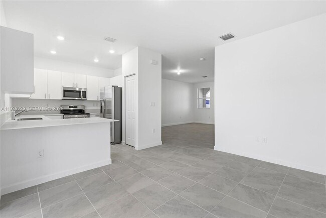 Building Photo - 2705 SE 25th Ave