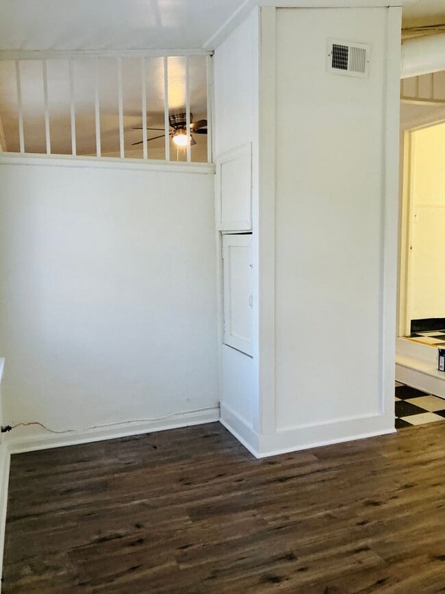 Building Photo - *App Fees Waived for February!* 2 bedroom/1 bathroom updated home in Normaltown Available now!