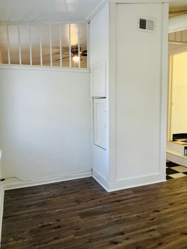 Building Photo - Available Now! *App Fees Waived for February!* 2 bedroom/1 bathroom updated home in Normaltown Av...