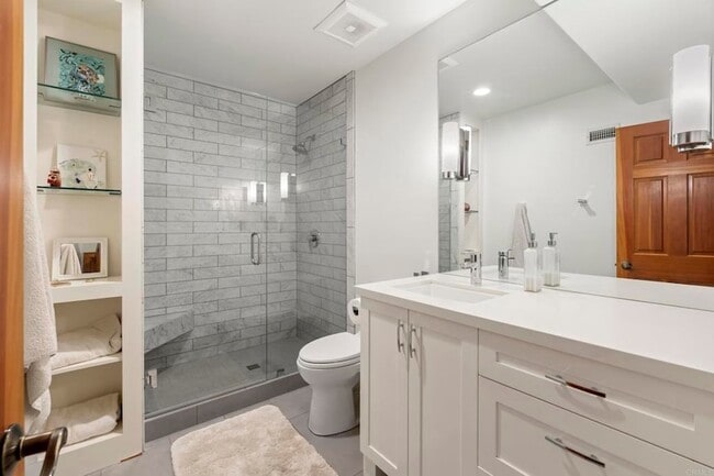Building Photo - 5618 Bellevue Ave
