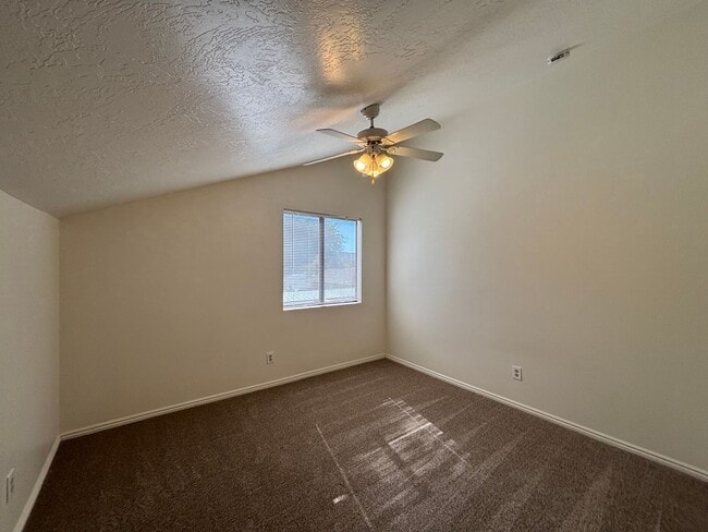 Building Photo - SPACIOUS 3 BEDROOM TOWNHOME FOR RENT IN DO...