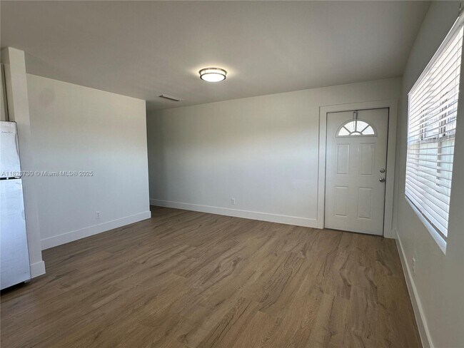 Building Photo - 5841 SW 36th Ct
