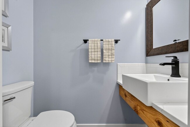 Building Photo - Renovated Hill East 3BR Near Metro + Parking