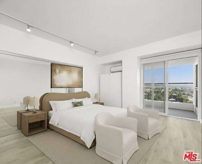 Building Photo - 838 N Doheny Dr