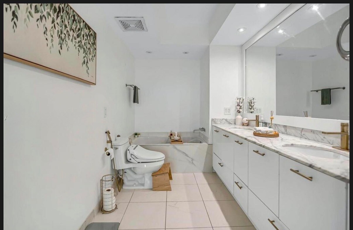 Building Photo - 500 Brickell Ave