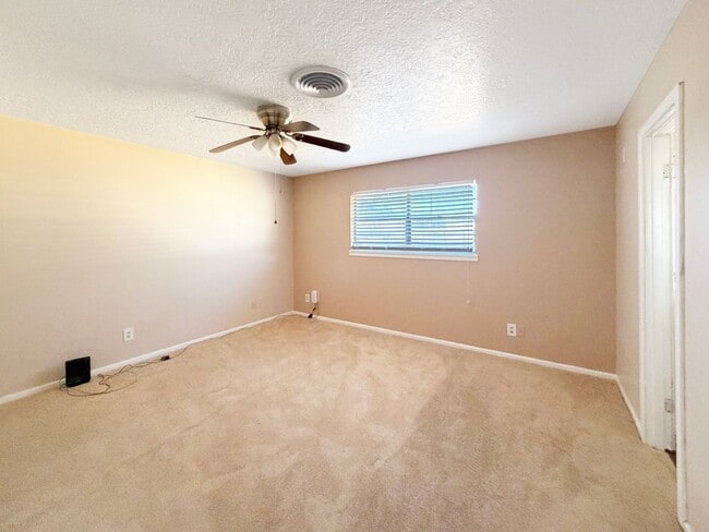 Building Photo - 200 W Rojo Dr