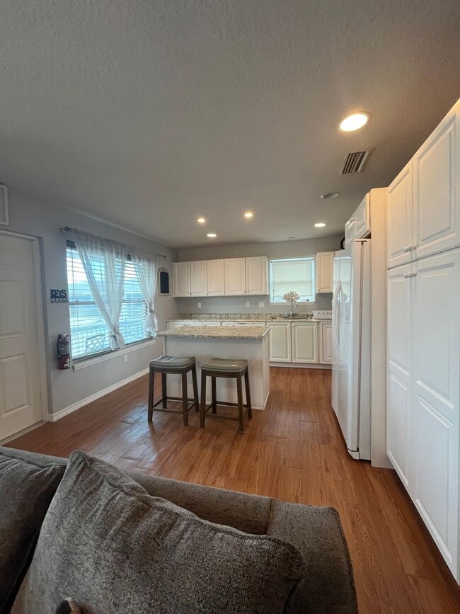 Building Photo - Flagler Beach 2BR/1.5BA Fully Furnished Upstairs Apartment – Across from the Ocean